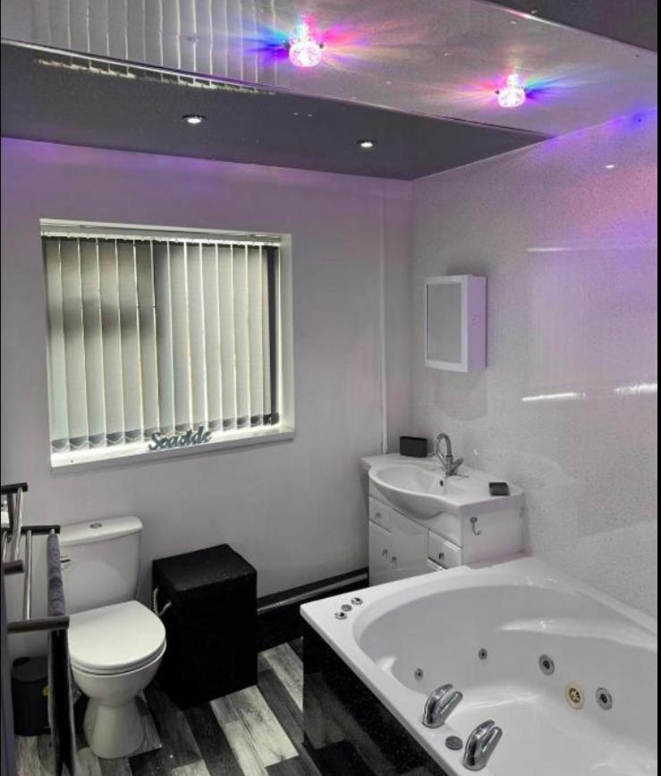 Sea View Apartment Large Balcony Whirlpool Bath 2 Bedrooms Sky Glass Tv 布里德灵顿 外观 照片