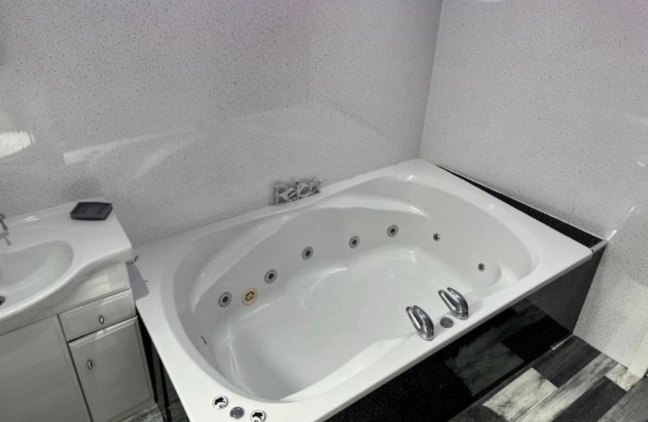 Sea View Apartment Large Balcony Whirlpool Bath 2 Bedrooms Sky Glass Tv 布里德灵顿 外观 照片